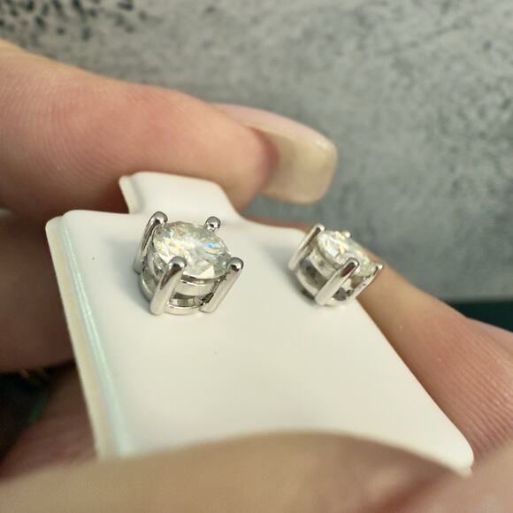 Beautiful 1ctw Moissanite Stud Earrings, Sterling Silver 925-NEW-MSRP$190 - Picture 7 of 11